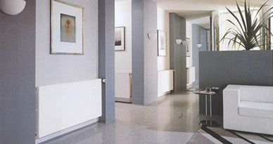 水地暖相比暖氣片的缺陷：  1.水地暖更占用層高。水地暖空中規(guī)劃：保溫層、發(fā)熱層、蓄熱層。保溫層便是常說(shuō)的保溫板，發(fā)熱層也便是供熱管道，蓄熱層也便是水泥層。拋開地板或地磚層高不計(jì)，地暖部門占用層高峻概在5.5公分左右。  2.暖氣片供水管道一樣通常也是埋于空中之下的。但是管道直接埋于混凝土中，不直接占用層高。  3.暖氣片采暖致熱更快。水地暖開端供暖時(shí)，需先致熱水管上方的水泥層，再致熱地板，然后地板致熱氣氛，從開啟到抵達(dá)預(yù)期溫度，耗時(shí)較長(zhǎng);而暖氣片終端散熱，不消加熱水泥層和地板，室內(nèi)溫度初次選拔更快。水暖是地板輻射采暖的此中一種，也是如今最盛行的一種采暖辦法，它比起電暖依舊相稱有上風(fēng)的。水暖是經(jīng)過(guò)空中盤管，管道里有循環(huán)活動(dòng)的熱水，經(jīng)過(guò)地板輻射層中的熱媒，勻稱加熱整個(gè)空中，應(yīng)用空中本身的蓄熱和熱量向上輻射的紀(jì)律由下至上舉行傳導(dǎo)，來(lái)抵達(dá)取暖和的目的。由于在室內(nèi)構(gòu)成腳底至頭部慢慢遞加的溫度梯度，從而給人以腳暖頭涼的安寧感?？罩休椛涔┡泻现嗅t(yī)“溫足而頂涼”的健身理論，是如今最安寧的采暖辦法，也是當(dāng)代生存品德的意味  地暖是低溫空中熱媒在室內(nèi)構(gòu)成腳底至頭部慢慢遞加的溫度梯度，從而給人以腳暖頭涼的安寧感?？罩休椛涔┡泻现嗅t(yī)“溫足頂涼”的健身理論，是如今最安寧的采暖辦法，也是當(dāng)代生存品德的意味。從熱前言質(zhì)上分為水地暖和電地暖兩大類，從鋪裝規(guī)劃上分為濕式地暖和干式地暖兩種，干式地暖不用要豆石回填;從外貌飾材上分為地板型地暖和地磚型地暖;從成效上分為平凡地暖和遠(yuǎn)紅外地暖。